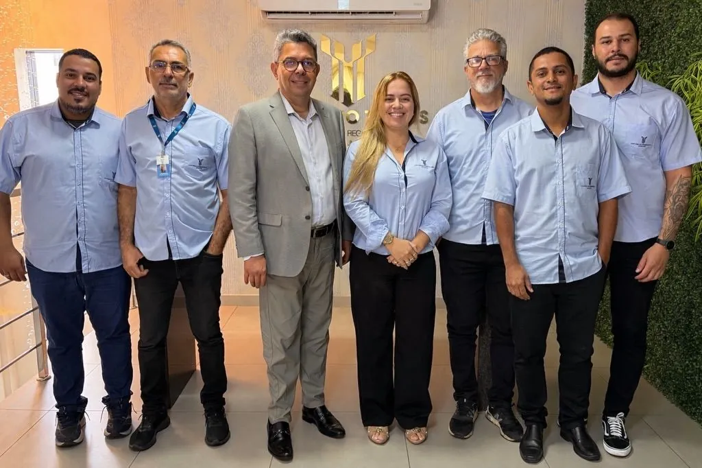 Equipe do Cartório do Registro Civil de Petrolina reunida na recepção, com o Oficial ao centro