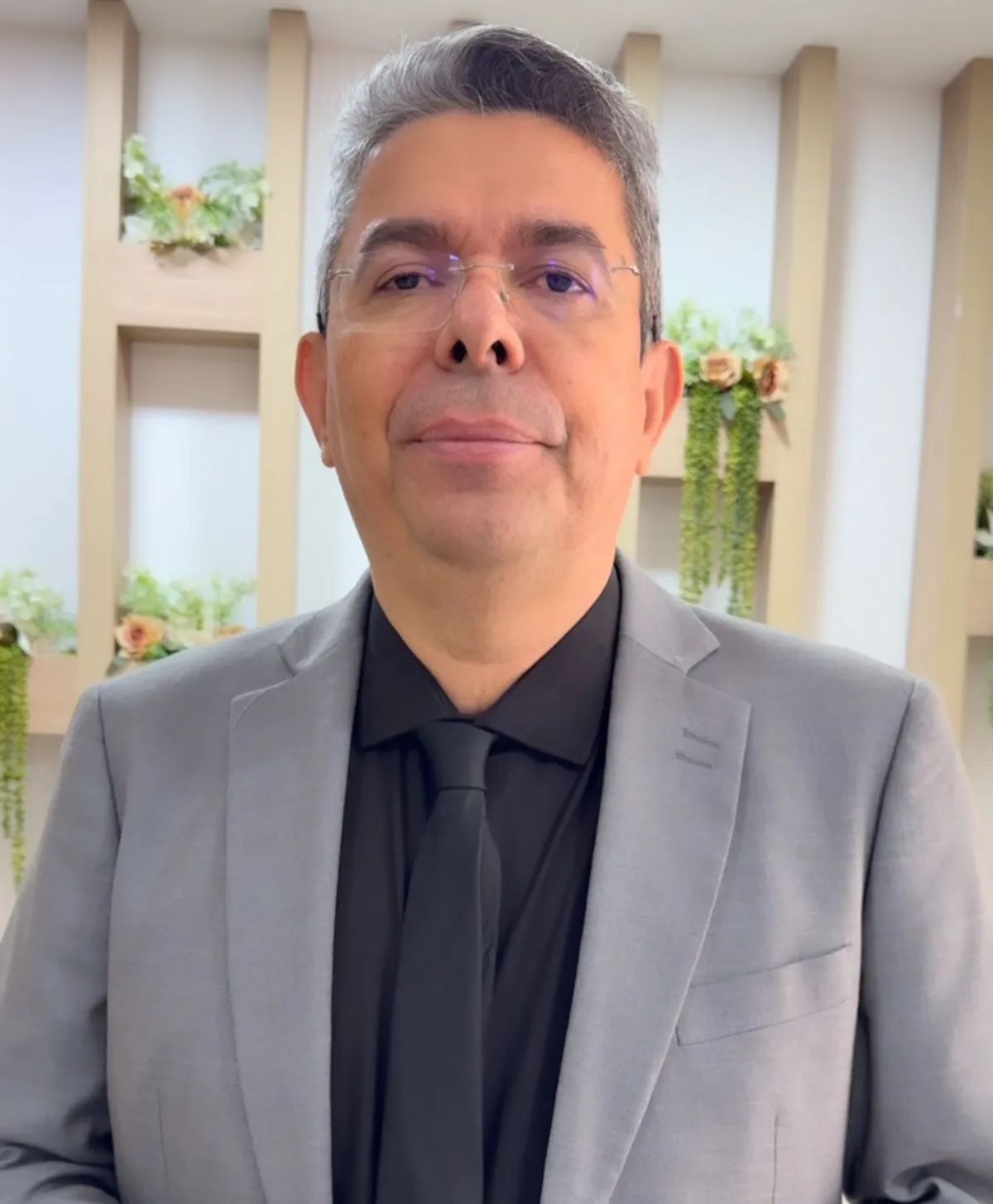 Dr. Marcos Torres, Oficial do Registro Civil de Petrolina, no salão do cartório